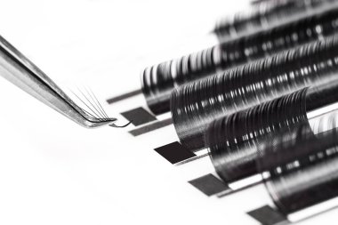 Kirpik uzatma prosedürü. Kırbaç cımbızı, makro fotoğraf ayarla, izole edilmiş beyaz arkaplan