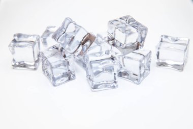 Buz küpleri kare beyaz zemin üzerinde temiz su damlaları ile