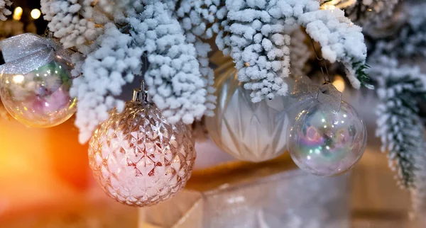 Kerstmis witte boom versierd sneeuw verlichting en geschenken speelgoed, achtergrond licht zilver bokeh — Stockfoto