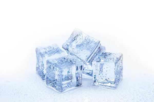 Cubos de gelo quadrado com gotas de água limpa sobre fundo branco — Fotografia de Stock