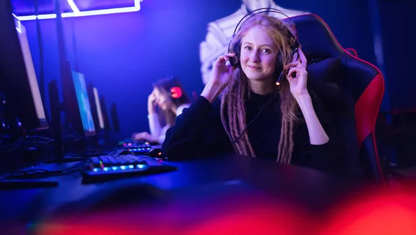 Streamer hermosa chica profesional gamer winnerplaying juegos en línea ordenador con auriculares — Foto de Stock