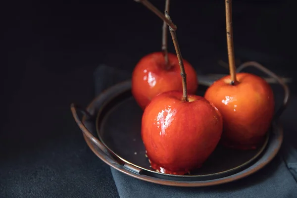 Dessert Zucker rote Äpfel in Karamell auf Teller Bonbons, dunkler Hintergrund — Stockfoto