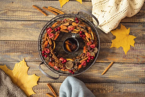 Alkoholisches Getränk Glühwein mit Zimt im Metallbecher auf hölzernem Hintergrund mit herbstlichen Ahornblättern, Draufsicht — Stockfoto