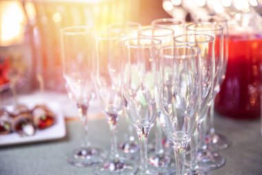 Yemek servisi. Masa seti, cam kadehler, çatal bıçak takımı.