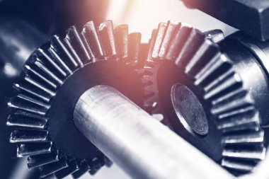 Motor dişlileri güneş ışığında, soyut endüstriyel arka plan