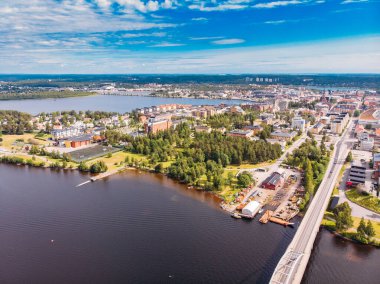 Lulea, İsveç - 05 Temmuz 2019 Panorama Şehri, Katedral güneşli bir gün, mavi gökyüzü
