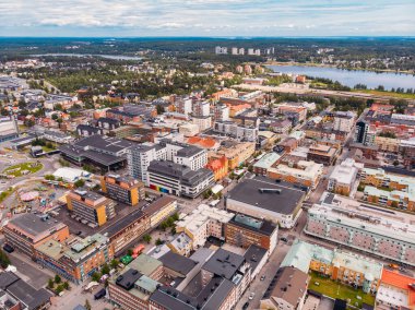 Lulea, İsveç - 05 Temmuz 2019 Panorama Şehri, Katedral güneşli bir gün, mavi gökyüzü