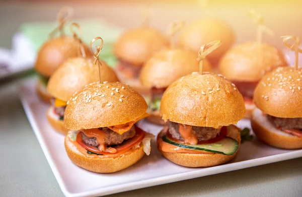 Restaurante comida mini mesa de hamburguesas con aperitivo deliciosa comida. Servicio de catering —  Fotos de Stock