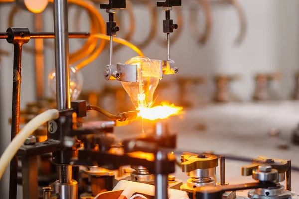 Elektrikli cam lambaların montajı ve üretimi için gaz yakıcı taşıyıcı, aydınlatma elementinin lehimlenmesi — Stok fotoğraf