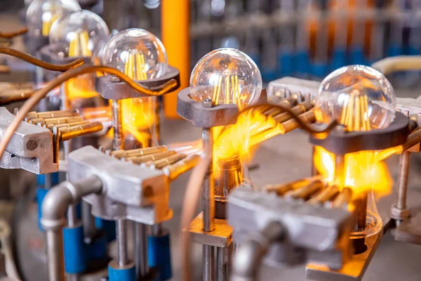 Автоматизированный конвейер для производства стеклянных лампочек — стоковое фото
