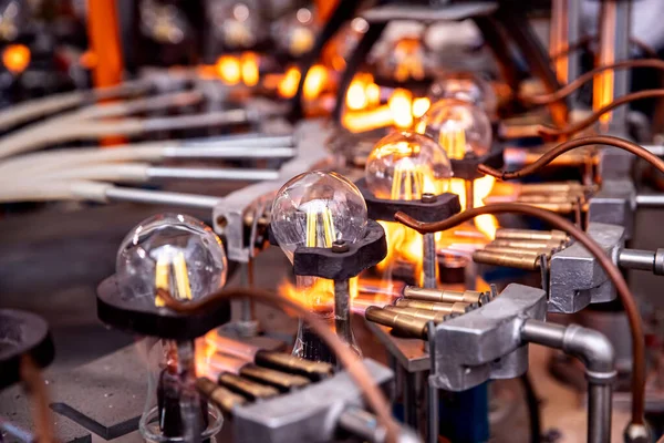Газовий конвеєр для складання та виробництва електричних скляних ламп, паяння світлового елемента — стокове фото