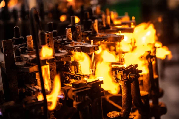 Gasbrännartransportör för montering och tillverkning av elektriska glaslampor, löddockning av belysningselement — Stockfoto