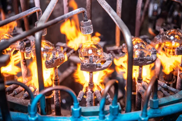 Газовий конвеєр для складання та виробництва електричних скляних ламп, паяння світлового елемента — стокове фото