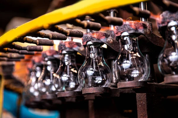 Автоматизированный конвейер для производства стеклянных лампочек — стоковое фото
