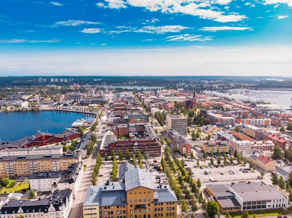 Lulea, Švédsko - 05. července 2019: Panorama City, katedrála, slunečný den, modrá obloha — Stock fotografie