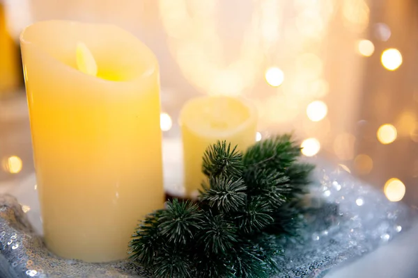 Kerstdecor, kaarslicht voor vakantie, nachtstemming, gouden kleur — Stockfoto