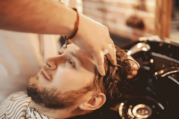 Massaggi da barbiere head client, shampoo nanansit per capelli. Concetto preparazione taglio e styling — Foto Stock