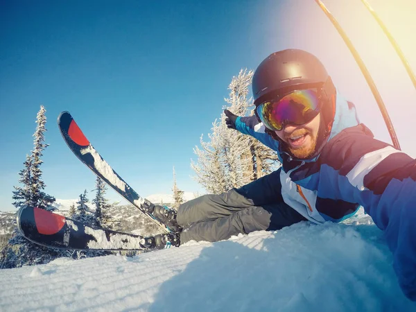 Selfie Guy sportman gaat normaal skiën op skipiste met actie camera. Zonsondergang. Winter — Stockfoto
