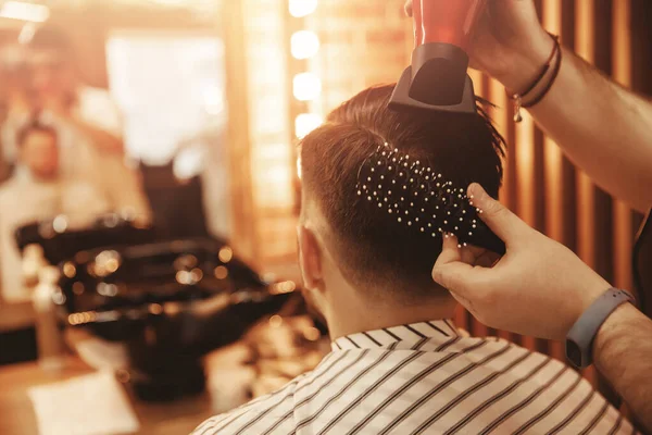 Close-up Master Kapper doet kapsel met schaar en kam. Concept Barbershop — Stockfoto