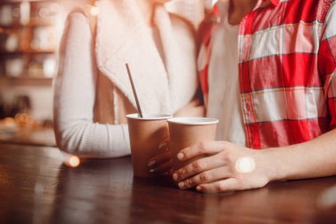 Kâğıt bardaklar aşk kafesindeki insanların içkileri için..