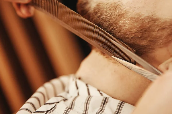 Ferme là. Coupe barbe avec peigne et ciseaux — Photo