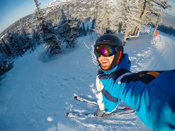 Selfie Guy sportowiec idzie na normalne narty na stoku narciarskim z kamery akcji Sheregesh — Zdjęcie stockowe