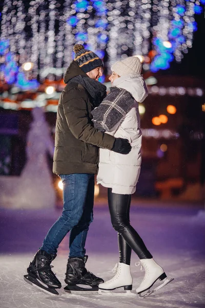 Allenamento pista di pattinaggio invernale. Concetto di coppia amorevole che riposa in vacanza — Foto Stock