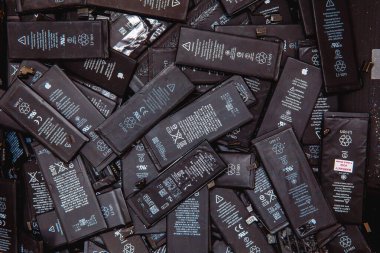 Tomsk, Rusya - 29 Kasım 2017: Kırık paneller ve iPhone ekranları serviste yatıyor ve geri dönüşüme hazırlanıyorlar