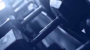 Dambıllar sıraya dizilir, afiş ve site için pozlama yapılmış tonlu bir fotoğraf