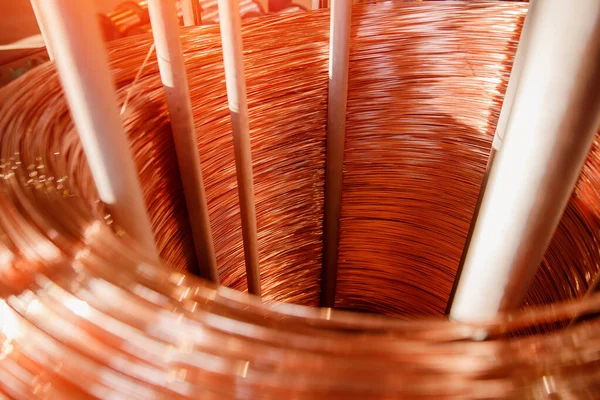 Producción de alambre de cobre, cable de bronce en carretes en fábrica —  Fotos de Stock