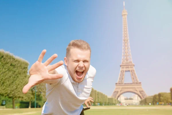 Pare de assinar sobre a migração de pessoas para a Europa, Torre Eiffel, Paris, França. Blogueiro masculino ativista de direitos humanos mostra grito — Fotografia de Stock