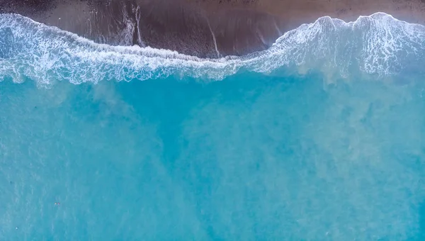 Ola azul lava tira de playa de arena. Dron aéreo de vista superior. Concepto relajación y descanso — Foto de Stock