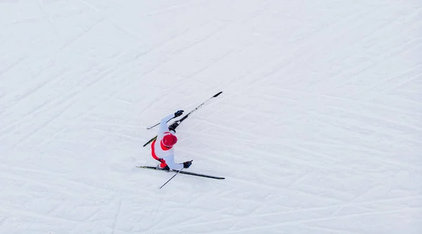 雪の森でスキーヤークロスカントリースキー。冬の競争の概念。航空写真のトップビュー — ストック写真