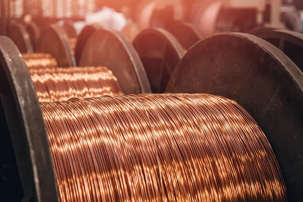 Produção de fio de cobre, cabo de bronze em bobinas na fábrica — Fotografia de Stock