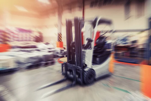 Gudang tempat industri untuk menyimpan bahan dan kayu, kontainer forklift. Konsep logistik, transportasi. Efek kabur gerakan — Stok Foto