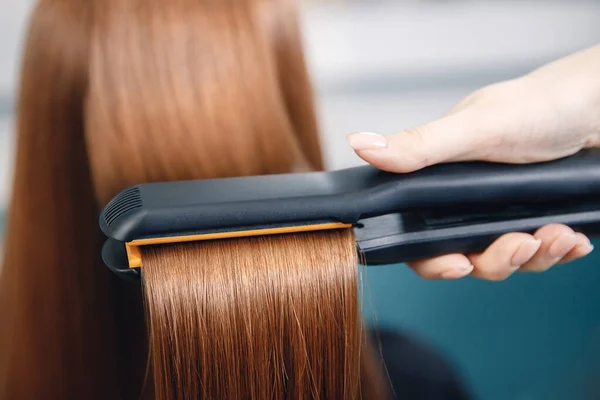 Recuperação de queratina endireitar o cabelo com ferramenta de ferro profissional — Fotografia de Stock