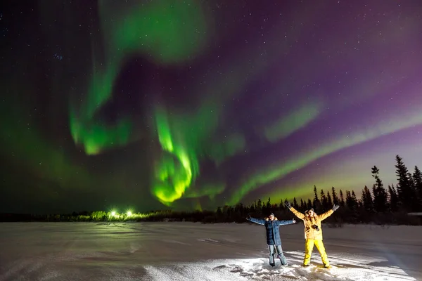 Разноцветный зеленый фиолетовый яркий Aurora Borealis Polaris, северное сияние в ночном небе. Концептуальные путешественники — стоковое фото