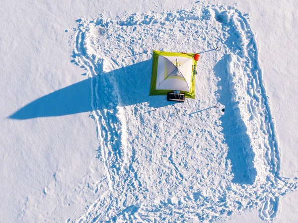 冬の氷の釣りのためのテント, トップの空中ビュー, 穴の湖の漁師のホールドロッド — ストック写真