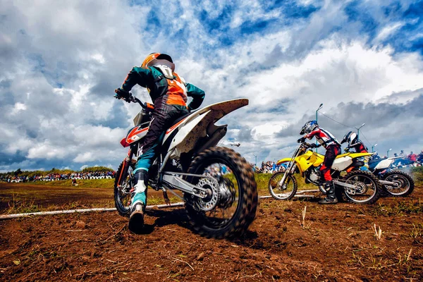 Atleet motorrijders is start motorcross — Stockfoto