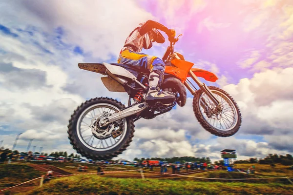 Vuilfiets extreme truc - springen op motorcross — Stockfoto