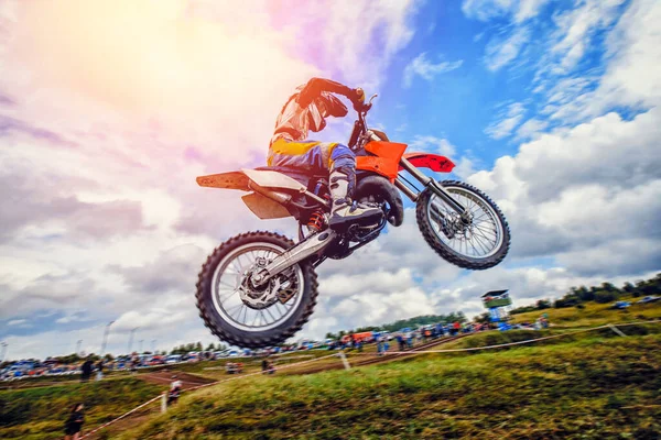 Vuilfiets extreme sprong op motorcross zonsondergang — Stockfoto