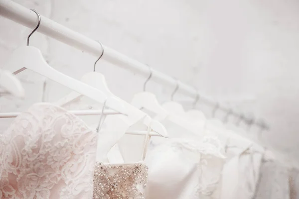 Vestidos de novia para el fondo de la novia de ladrillo en la tienda. Concepto boda, compromiso, atributos , — Foto de Stock