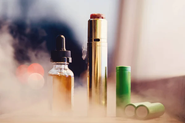 Cigarrillo electrónico para vapor con batería en un club de humo — Foto de Stock