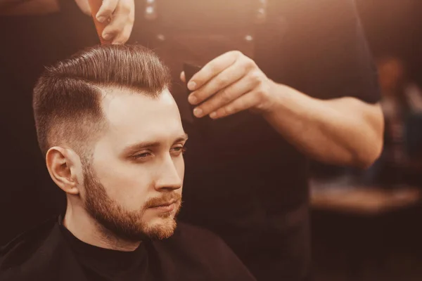 Homem com barba na barbearia . — Fotografia de Stock