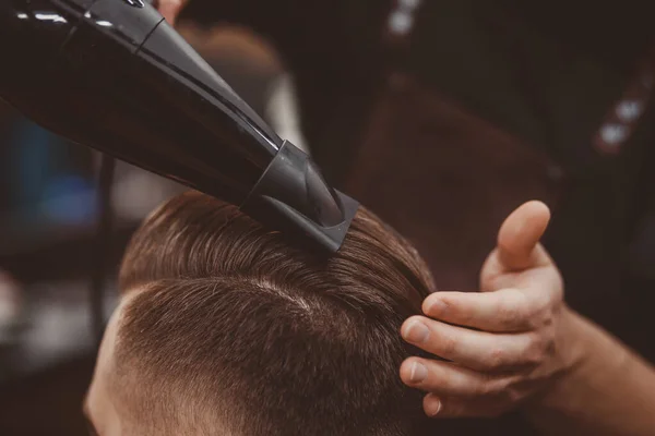 Man washes client head in barbershop — Stock Photo, Image