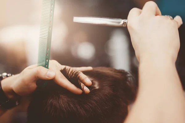 Barbershop Man kapper in mannen kapper doet haar met schaar — Stockfoto