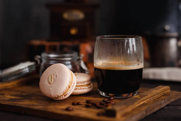 Draufsicht, Frühstück. Kaffee-Latte mit Croissants liegen auf einem Holztablett — Stockfoto