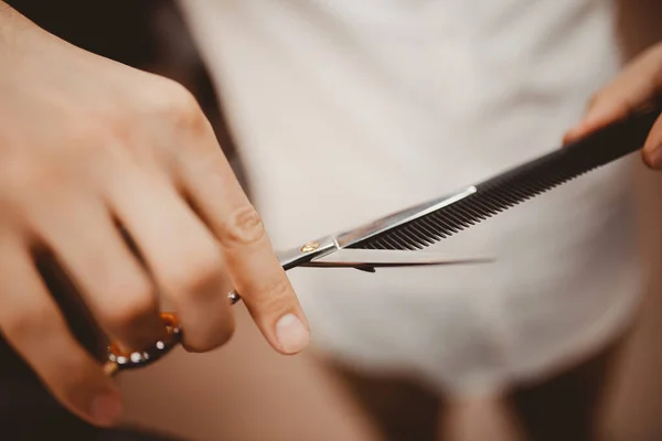 Primer plano de peluquería sostiene clip en la peluquería del cortador de pelo barbería — Foto de Stock