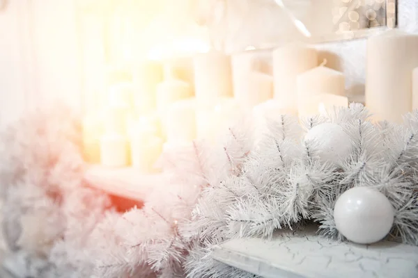 Kerstdecor kaars licht, achtergrond bokeh verlichting nacht stemming, gouden kleur — Stockfoto