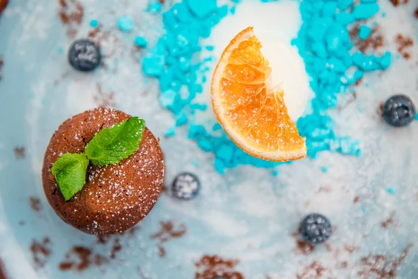 Dessert fondant au chocolat avec crème glacée bleue sur assiette à l'orange — Photo